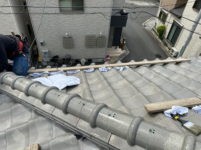 高槻市 瓦屋根修理！部分的に沈んだ隅棟瓦を積み直します